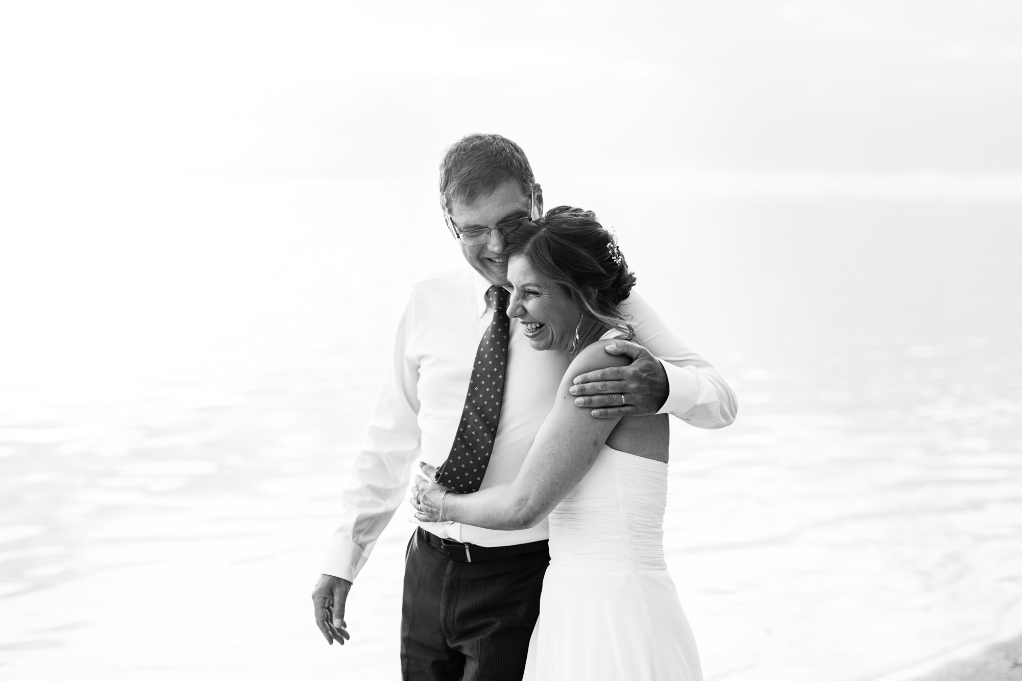 Un couple sur la plage lors de leur renouvellement de voeux de mariage