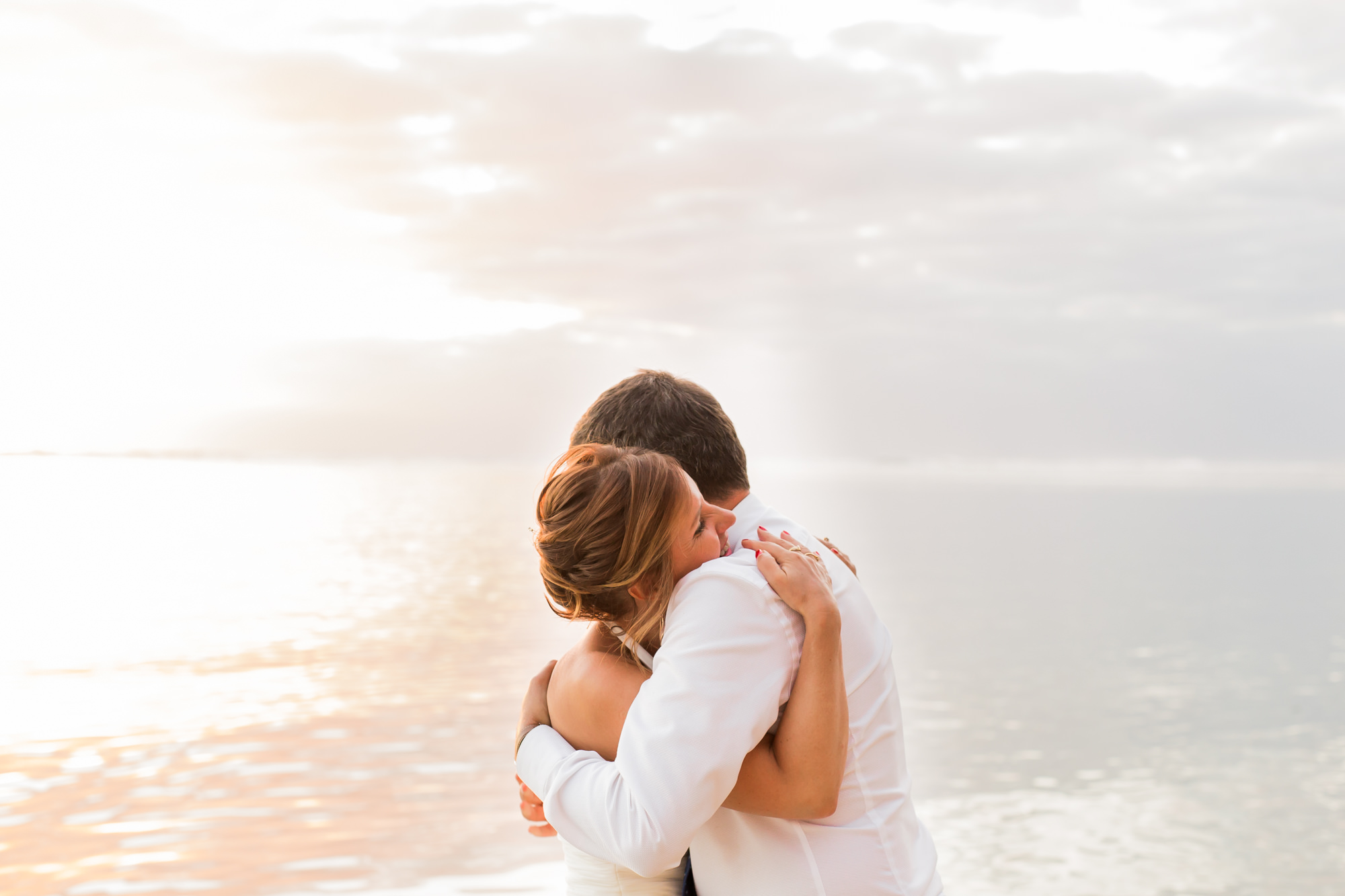 Un couple amoureux sur la plage lors de leur renouvellement de voeux de mariage