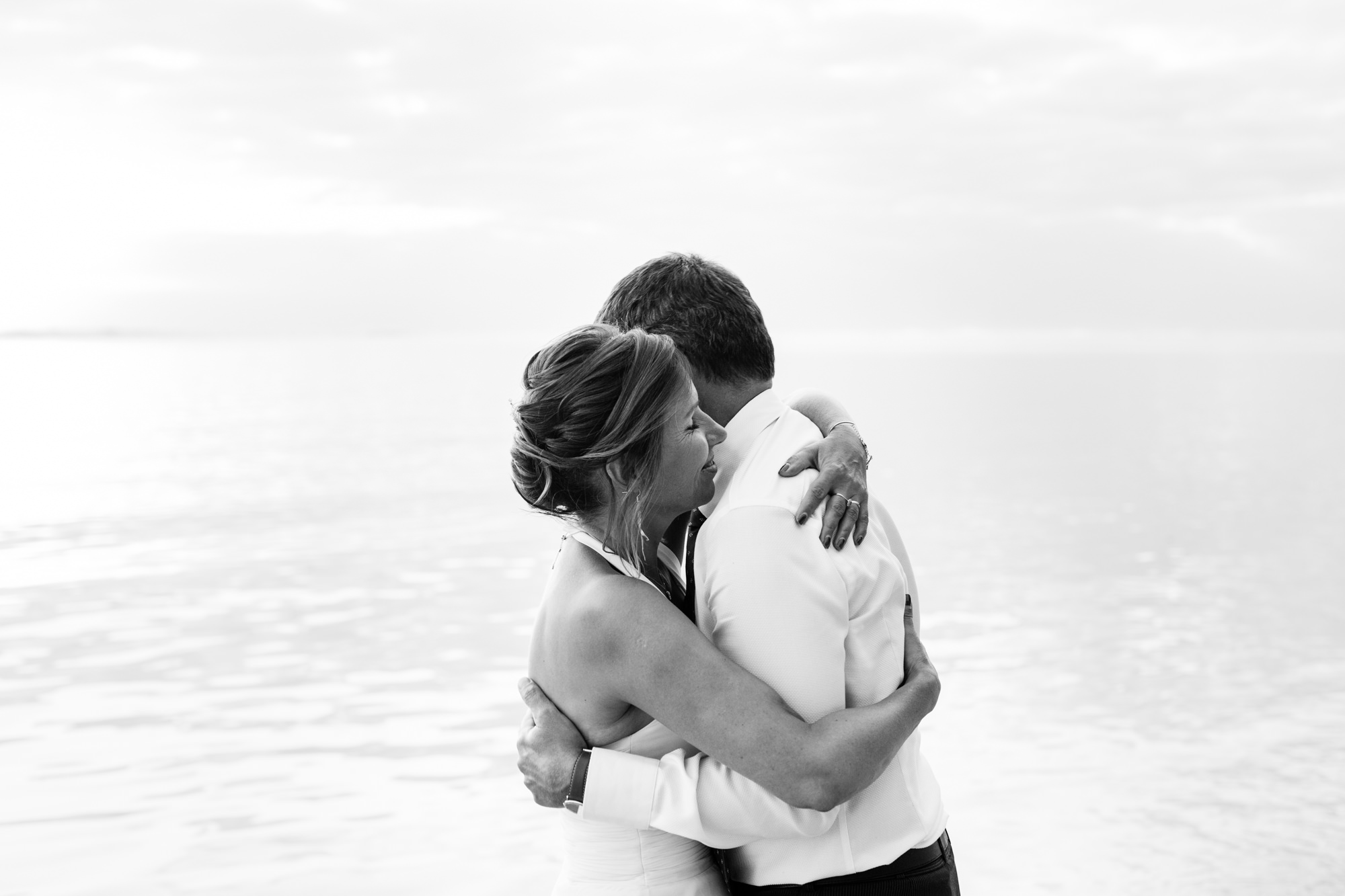 Un couple amoureux sur la plage lors de leur renouvellement de voeux de mariage