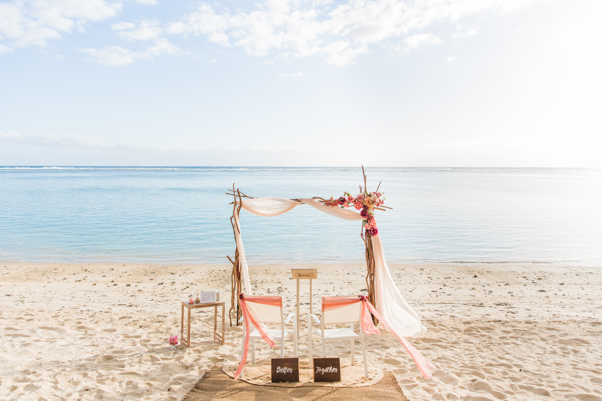 Décor de cérémonie laïque sur une plage de la Réunion pour le renouvellement de voeux pour 30 ans de mariage