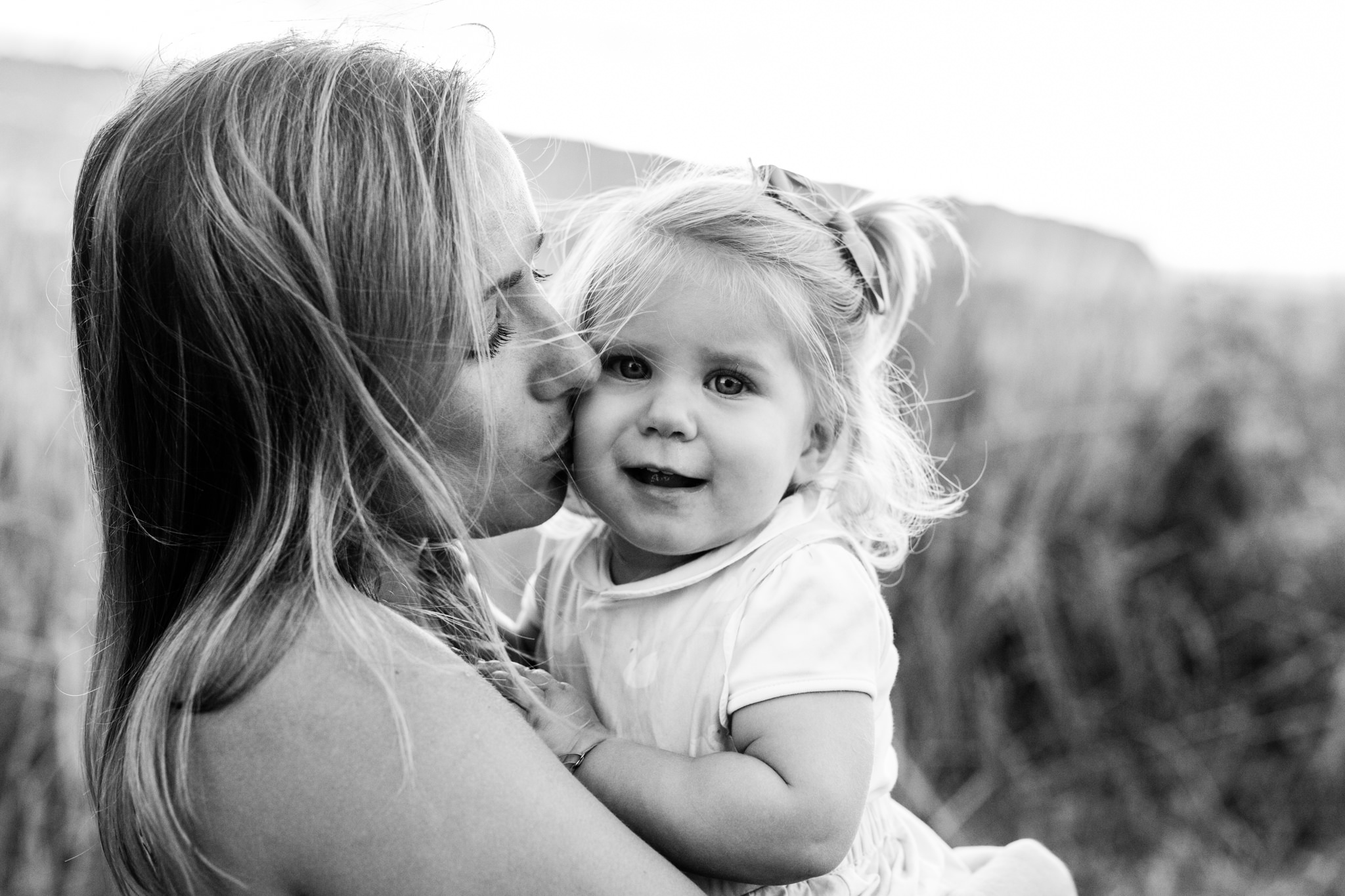 Portrait d'une mère et sa fille en noir et blanc lors d'une séance par une photographe de famille à la Réunion