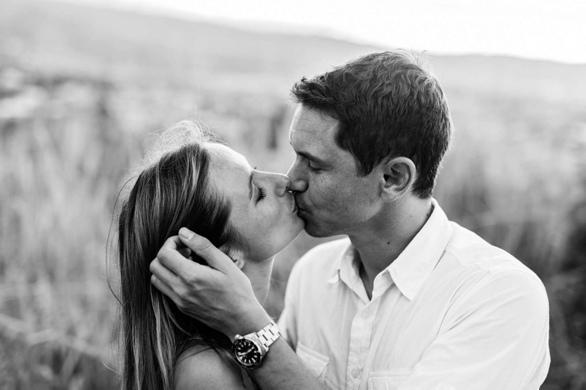 Un couple amoureux qui s'embrasse lors d'une séance photo à sainte-marie de la Réunion
