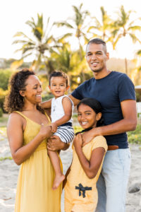 Un shooting famille sur une plage de la Réunion par un photographe professionnel