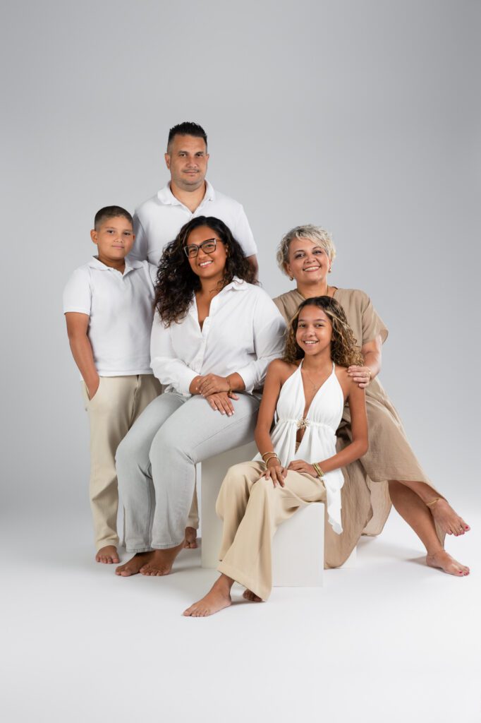 une famille avec des vêtements coordonnés pour une séance famille en studio