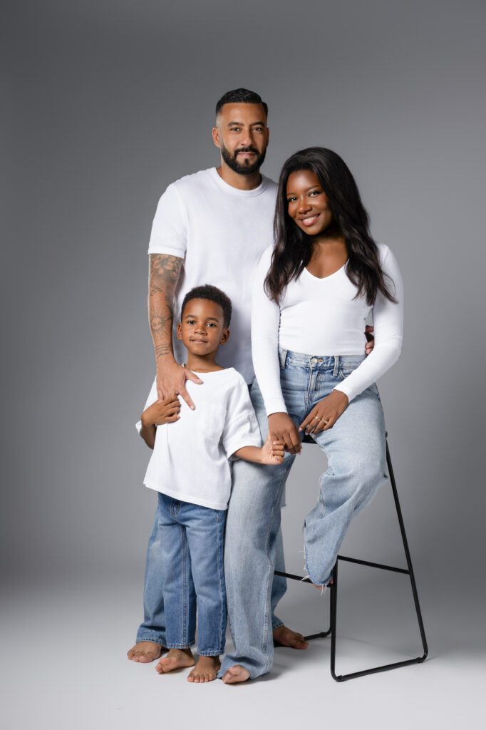 Jeans et haut blanc : le meilleur conseil vestimentaire pour une séance studio.