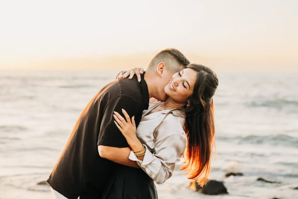 Couple amoureux lors d'une séance sur une plage de la Réunion