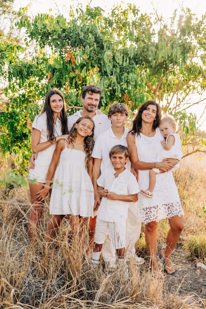 Séance photo de famille dans la savane de la Réunion.