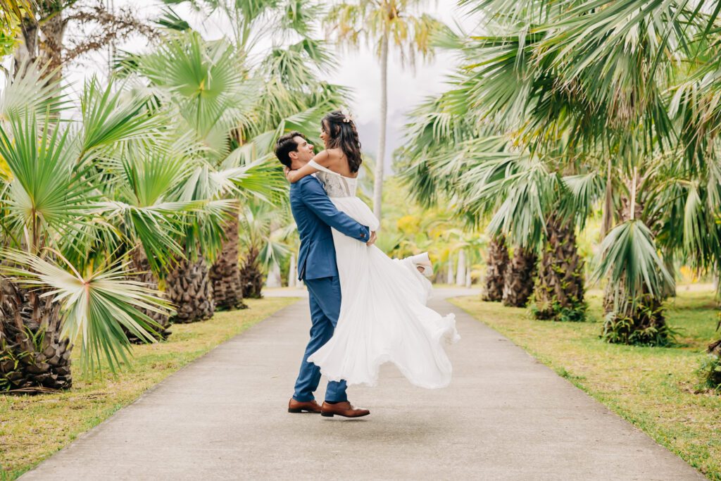 Un couple lors de leur mariage sur l'île de la Réunion, au domaine des palmiers