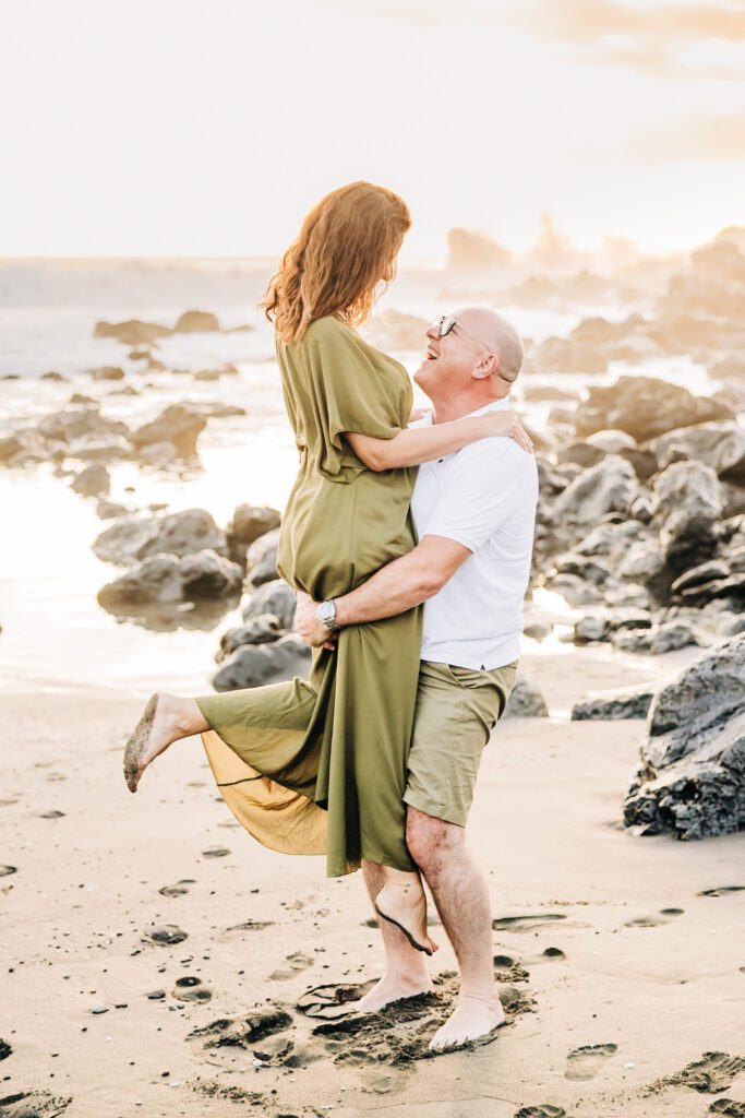 Couple amoureux lors d'une séance sur une plage de la Réunion