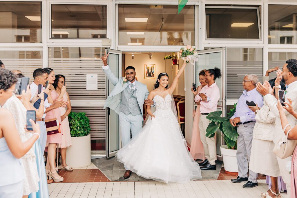 Couple de mariés qui sortent de la mairie de Saint Denis de la Réunion heureux