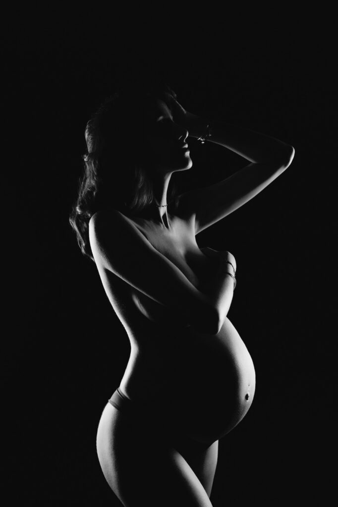 Portrait intime réalisé lors d'une séance photo de grossesse dans le studio photo de Fanny Tiara situé à Sainte Marie.