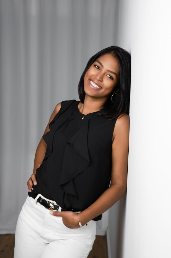 Portrait corporate d'une femme entrepreneuse dans le studio photo à la Réunion de Fanny Tiara à Sainte Marie.