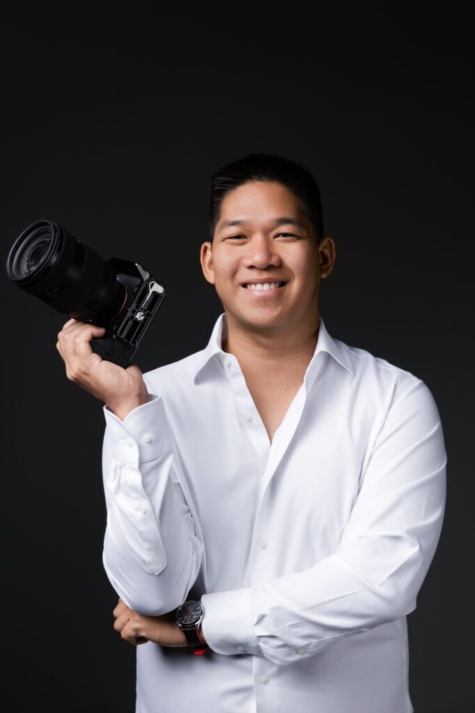 Portrait professionnel d'un homme pour son CV ou profil linkedin dans un studio photo de Sainte Marie
