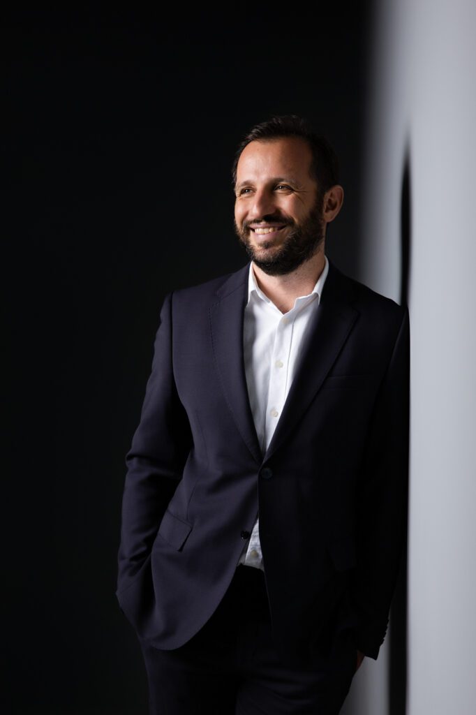 Portrait professionnel d'un homme pour son CV ou profil linkedin dans un studio photo de Sainte Marie
