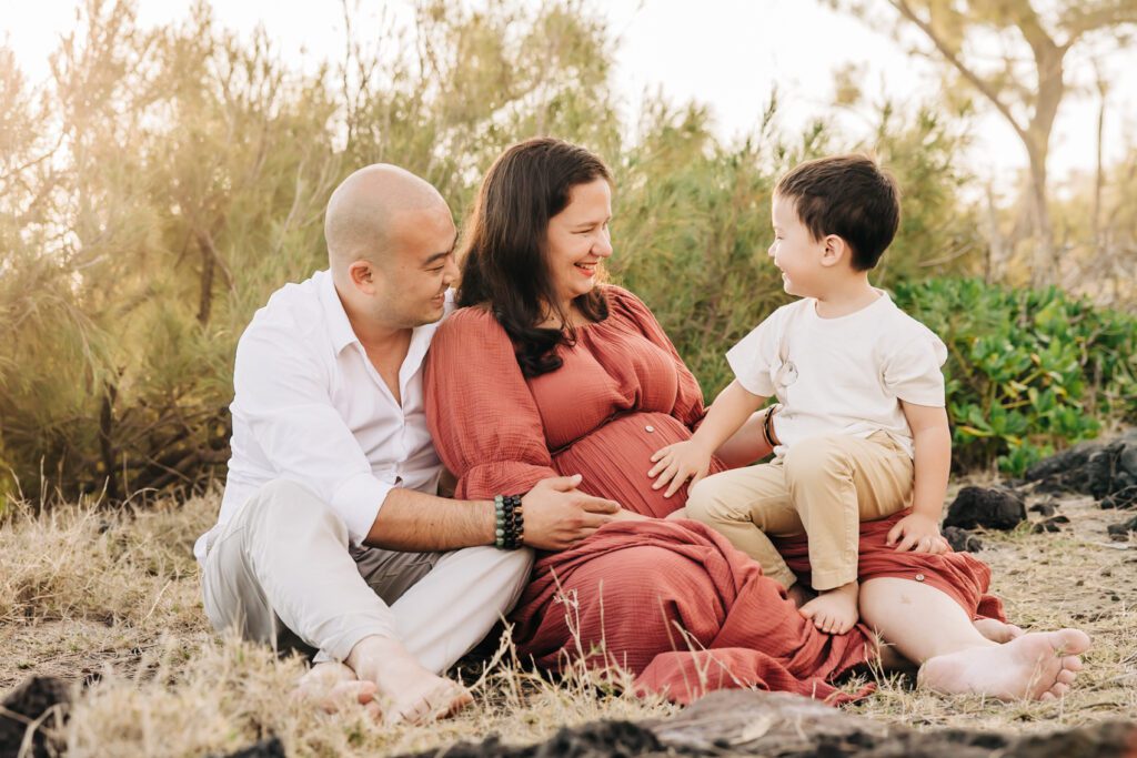 Famille heureuse lors d'une séance grossesse sur l'île de la Réunion