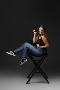 Portrait de la photographe professionnelle fanny tiara dans son studio photo à sainte marie