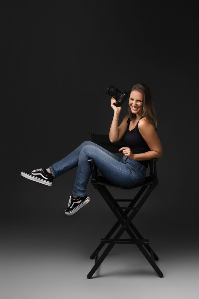 Portrait de la photographe professionnelle Fanny Tiara dans son studio photo à Sainte-Marie.