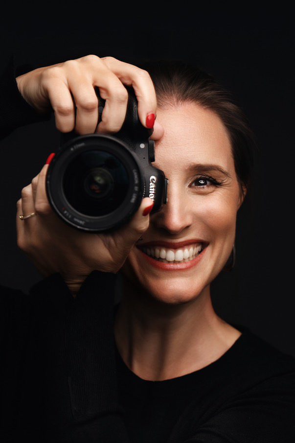 Portrait professionnel de la photographe Fanny Tiara dans son studio photo de Sainte Marie