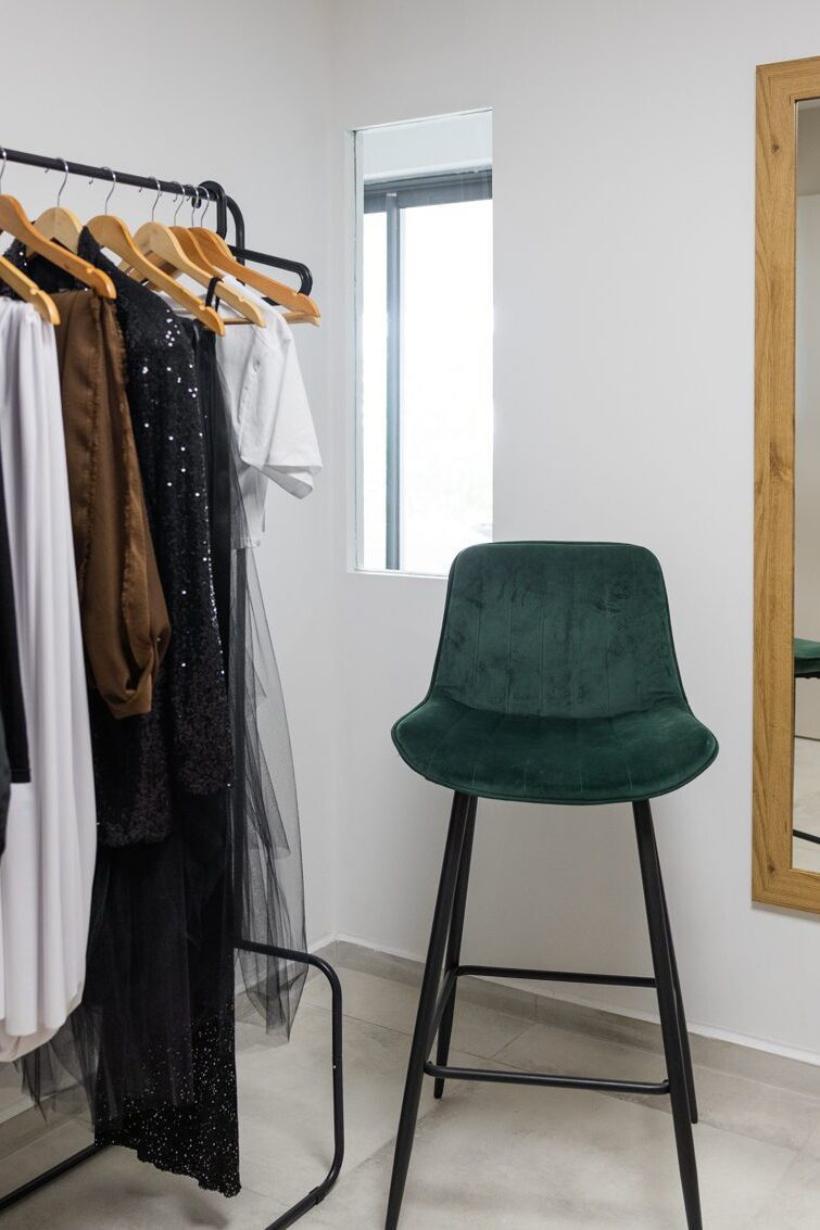 Salle pour se changer et poser ses tenues dans le studio photo de la photographe Fanny Tiara situé à Sainte-Marie, sur l'île de la Réunion.